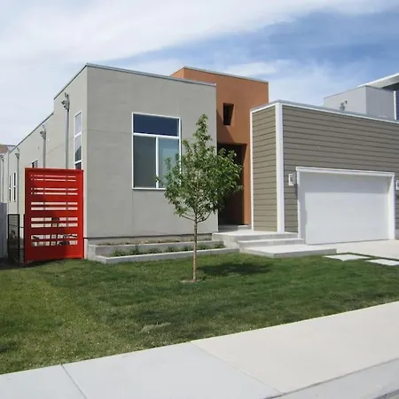Central Location Close To Downtown And Mountain Views